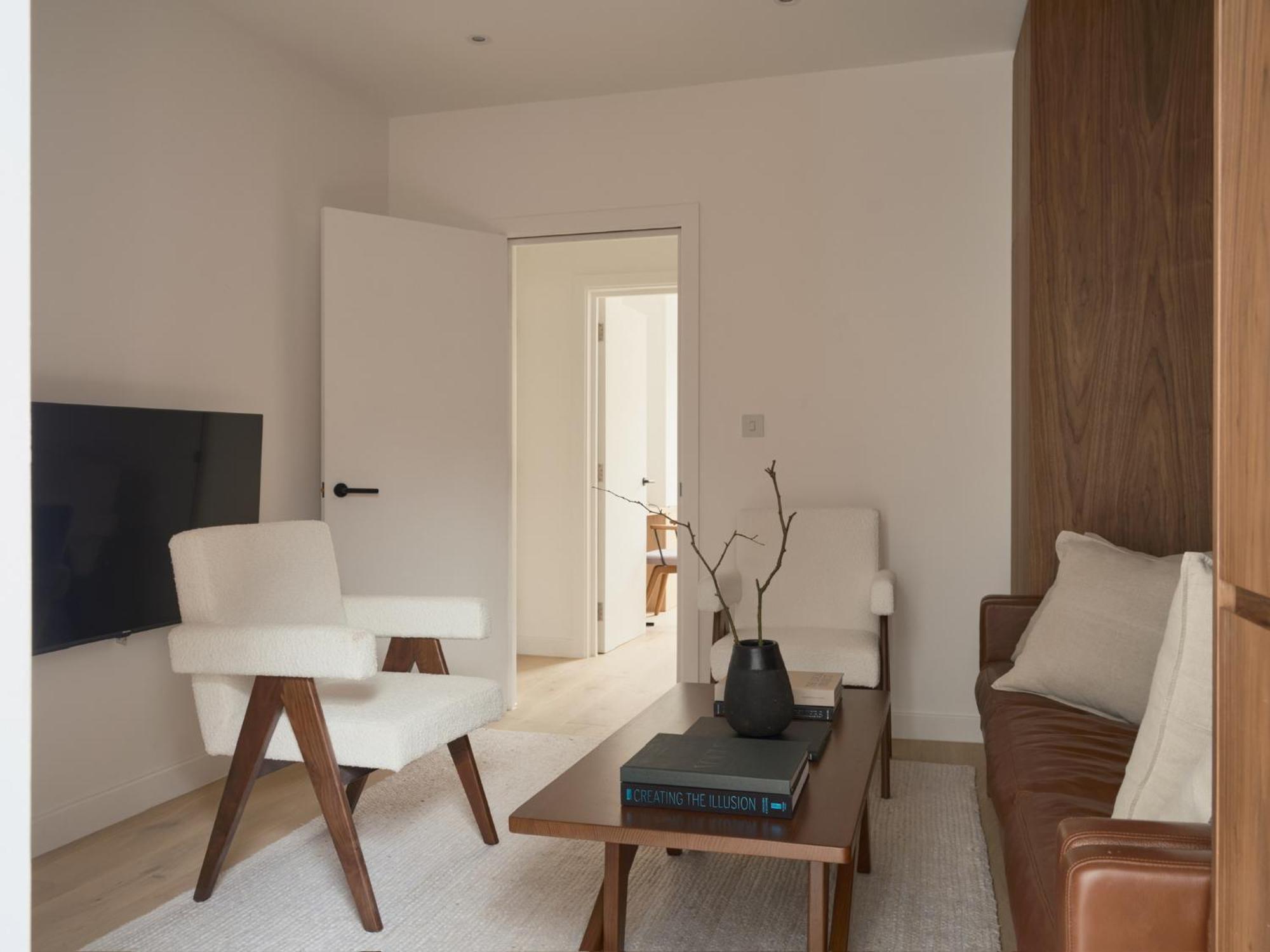 Japandi Escape 3br Designer Flat With Garden Apartment